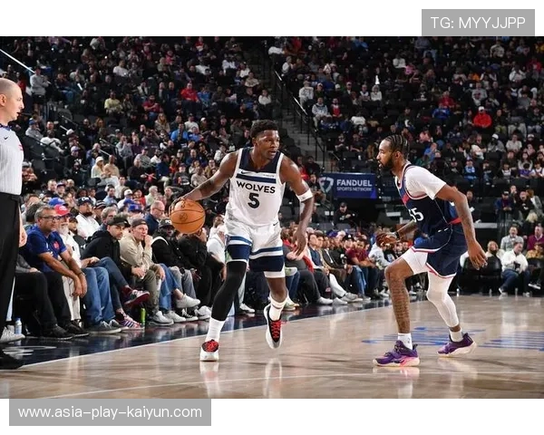 尼克斯兰德尔篮下力拔篮板，果断补篮得手——球场上的无畏斗士